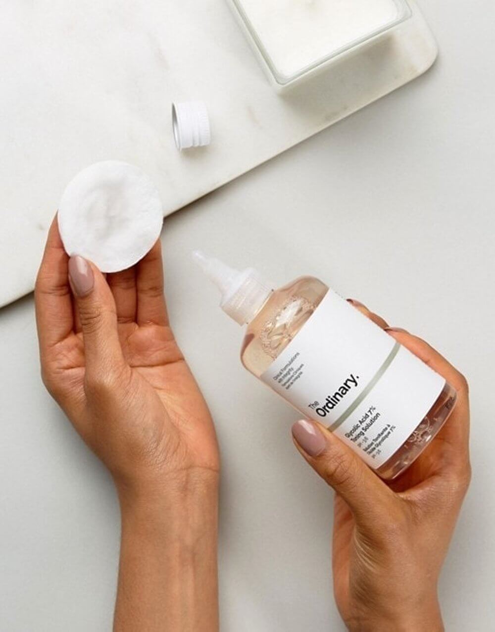 The Ordinary Glycolic Acid 7% Toning Solution 240ml โทนเนอร์เช็ดผิวประกอบด้วย Glycolic Acid เป็นกรดอัลฟ่าไฮดรอกซิลที่ช่วยผลัดเซลล์ผิวถึง 7% ผสานอนุพันธ์ของพริกไทยเปอร์เซียเพื่อช่วยลดการระคายเคือง