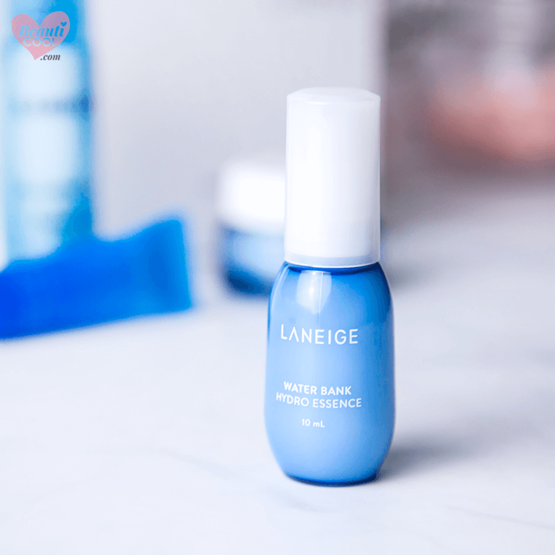 Laneige Water Bank Hydro Essence 10 ml. เอสเซนส์บำรุงผิวเนื้อบางเบา สูตรเข้มข้น เหมาะสำหรับใช้เป็นขั้นตอนแรกเพื่อบำรุงผิวให้ชุ่มชื้นอย่างล้ำลึก  เอสเซนส์เนื้อบางเบา ซึมซาบเข้าสู่ผิวได้อย่างรวดเร็ว  ช่วยล็อกความชุ่มชื้นไว้ในผิว พร้อมส่วนผสมจากทะเลอย่าง Green mineral water ฟื้นฟูผิวแห้งกร้านได้อย่างล้ำลึก