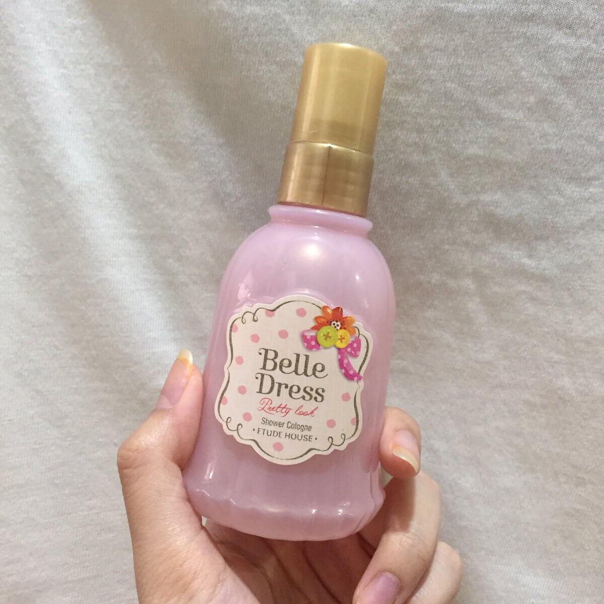 Etude Belle Dress Pretty Look Shower Cologne 100 ml. โคโลญจน์น้ำหอมสำหรับฉีดร่างกาย ให้กลิ่นหอมยาวนานพร้อมช่วยเติมความชุ่มชื้น กลิ่นหอมยาวนาน ที่จะเผยความน่ารักสดใสราวกับเจ้าหญิง ในชุดเดรสผ้าซาติน เริ่มต้นเช้าวันใหม่กับกลิ่นหอมหวาน Fruity , Jasmin และกลิ่น Green-note  ที่โชยมาพร้อมกับกลิ่น  สายลมอ่อน ๆ ปิดท้ายด้วยกลิ่นอบอุ่นของ Mushk 