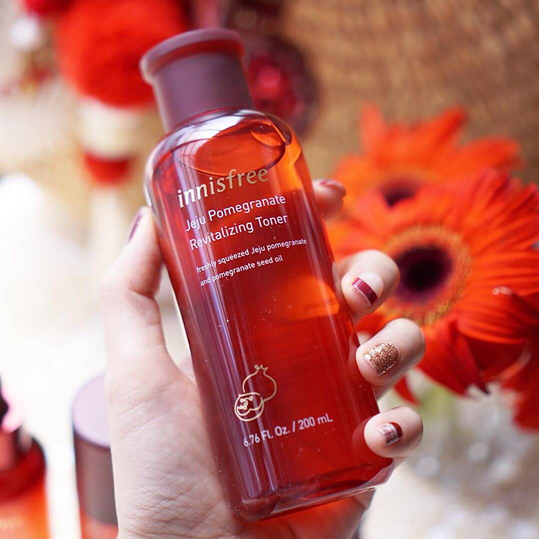 Innisfree Jeju Pomegranate Revitalizing Toner 15 ml โทนเนอร์สูตรน้ำทับทิมและน้ำมันเมล็ดทับทิมจากเชจู ให้ผิวเรียบเนียนและมีชีวิตชีวา