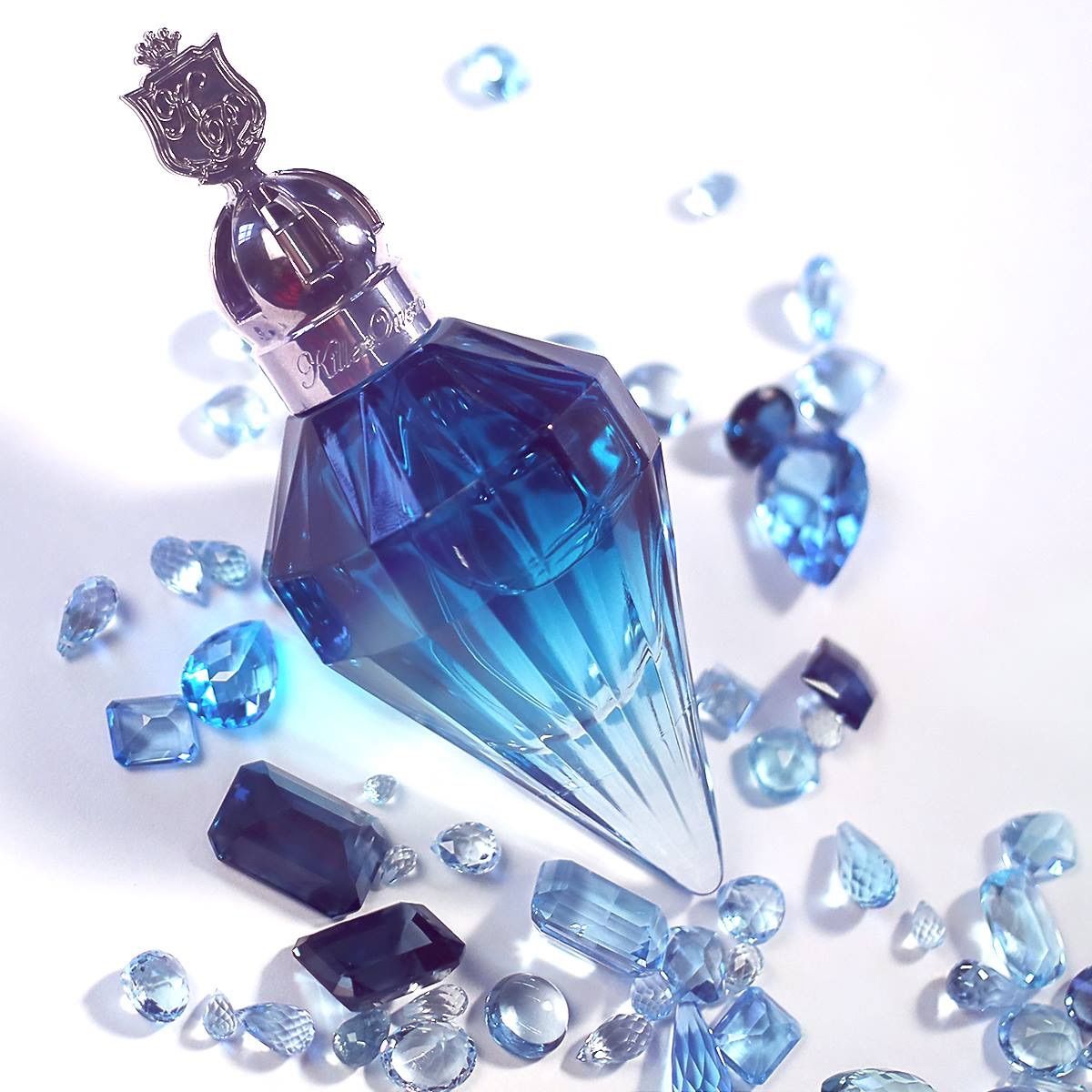 Katy Perry Killer Queen Royal Revolution Eau De Parfum มาพร้อมแพ็คเก็จจิ้งรูปทรงขวดเพชรสีน้ำเงิน ซึ่งได้รับแรงบันดาลใจมากจากตัวของ Katy Perry เอง ที่เปรียบดั่งเจ้าหญิงผู้มีเสน่ห์ หาญกาญ ที่มาพร้อมกับความสามารถอันเต็มเปี่ยม ทรงพลัง และน่าหลงใหล