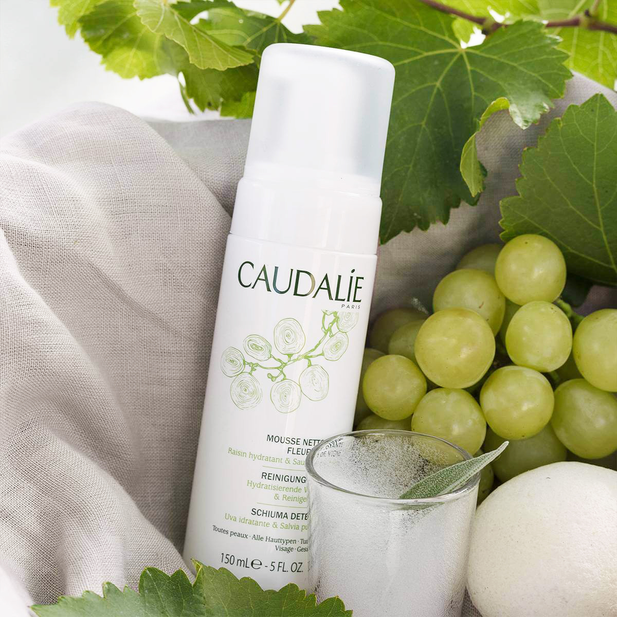 Caudalie Instant Foaming Cleanser 50 ml โฟมล้างหน้าที่เหมาะเป็นอย่างยิ่งสำหรับผิวแพ้ง่าย ผิวธรรมดา และผิวผสม เนื้อโฟมบางเบาที่จะเปลี่ยนเป็นเนื้อมูสได้ง่าย ไม่ระคายเคือง ใบหน้าของสาวๆ จะเนียนนุ่ม ไม่แห้งตึง พร้อมช่วยกระชับผิว