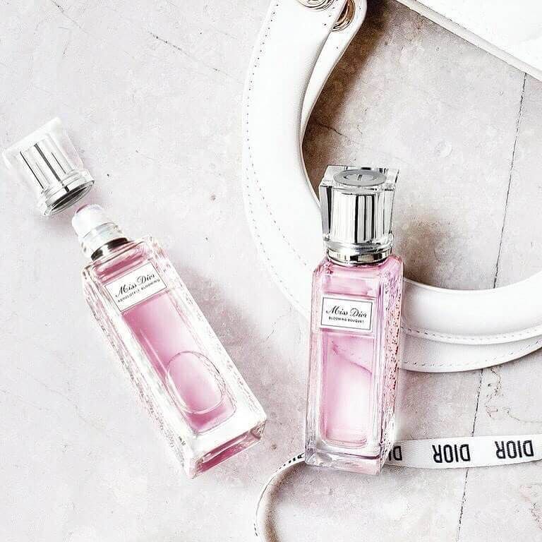 Miss Dior Blooming Bouquet Roller-Pearl EDT 20ml น้ำหอมหัวลูกกลิ้ง คุณจะสัมผัสได้ถึงกลิ่นดอกพีโอนีและกุหลาบดามัสกัสอันนุ่มนวลและอ่อนโยน แบบสาวทรงเสน่ห์และขี้เล่นในแบบ Miss Dior