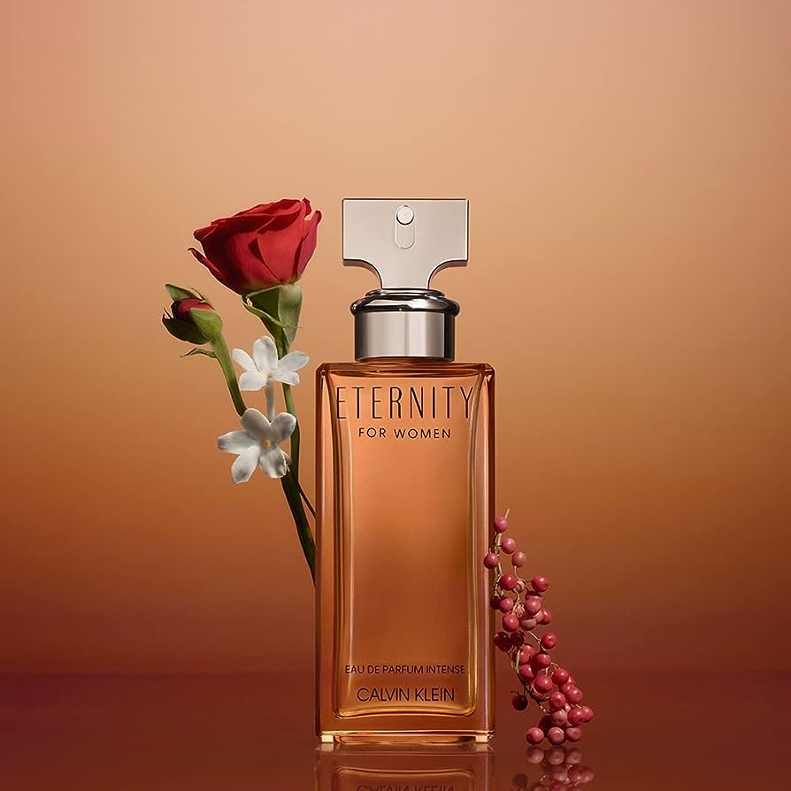 ได้รับแรงบันดาลใจจากการเผชิญพระอาทิตย์ตกอันแสนโรแมนติก Calvin Klein Eternity Eau de Parfum Intense for Her คือการแสดงออกถึงความรักนิรันดร์อันเข้มข้น การจับคู่ช่อดอกไม้อันเย้ายวนใจกับเครื่องเทศอันอบอุ่น กลิ่นของ Calvin Klein นี้เสกสรรความรู้สึกโรแมนติกอันเร่าร้อน